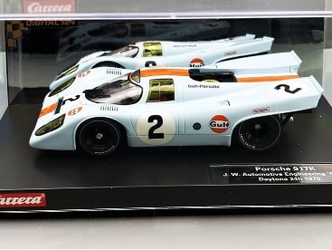 Hellblaues Slotcar con Carrera