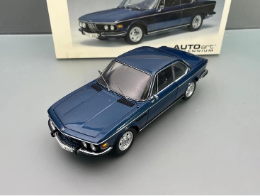 Blaues BMW E9 3.0 CSi Modellauto von AUTOart in Originalverpackung