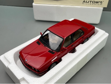 Rotes AUTOart BMW M5 Modellauto in der Sammlerverpackung