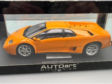 Oranges Lamborghini Diablo 6.0 Modellauto von AUTOart in Vitrine