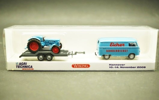 Wiking Modellset mit blauem VW T1 Kundendienst-Bus und Eicher Traktor auf Anhänger