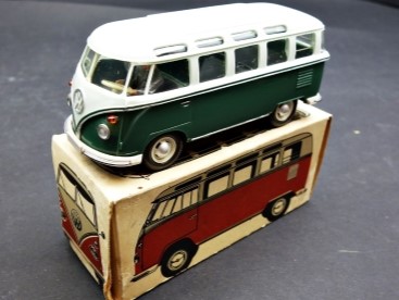Grün-weißer VW T1 Samba Bus als Wiking-Modellauto auf historischer Papierverpackung