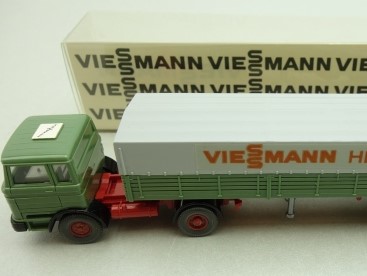 Wiking LKW-Sattelzug mit grüner Zugmaschine und Viessmann-Werbeaufdruck auf der grauen Plane vor Originalverpackung