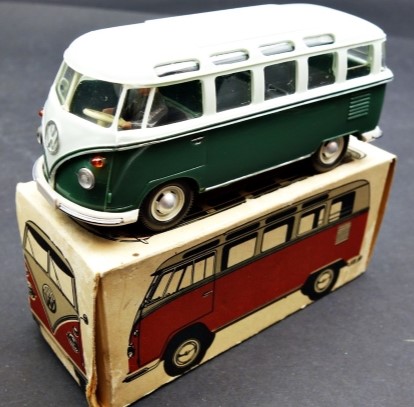 Grün-weißer VW T1 Samba Bus als Wiking-Modellauto auf historischer Papierverpackung